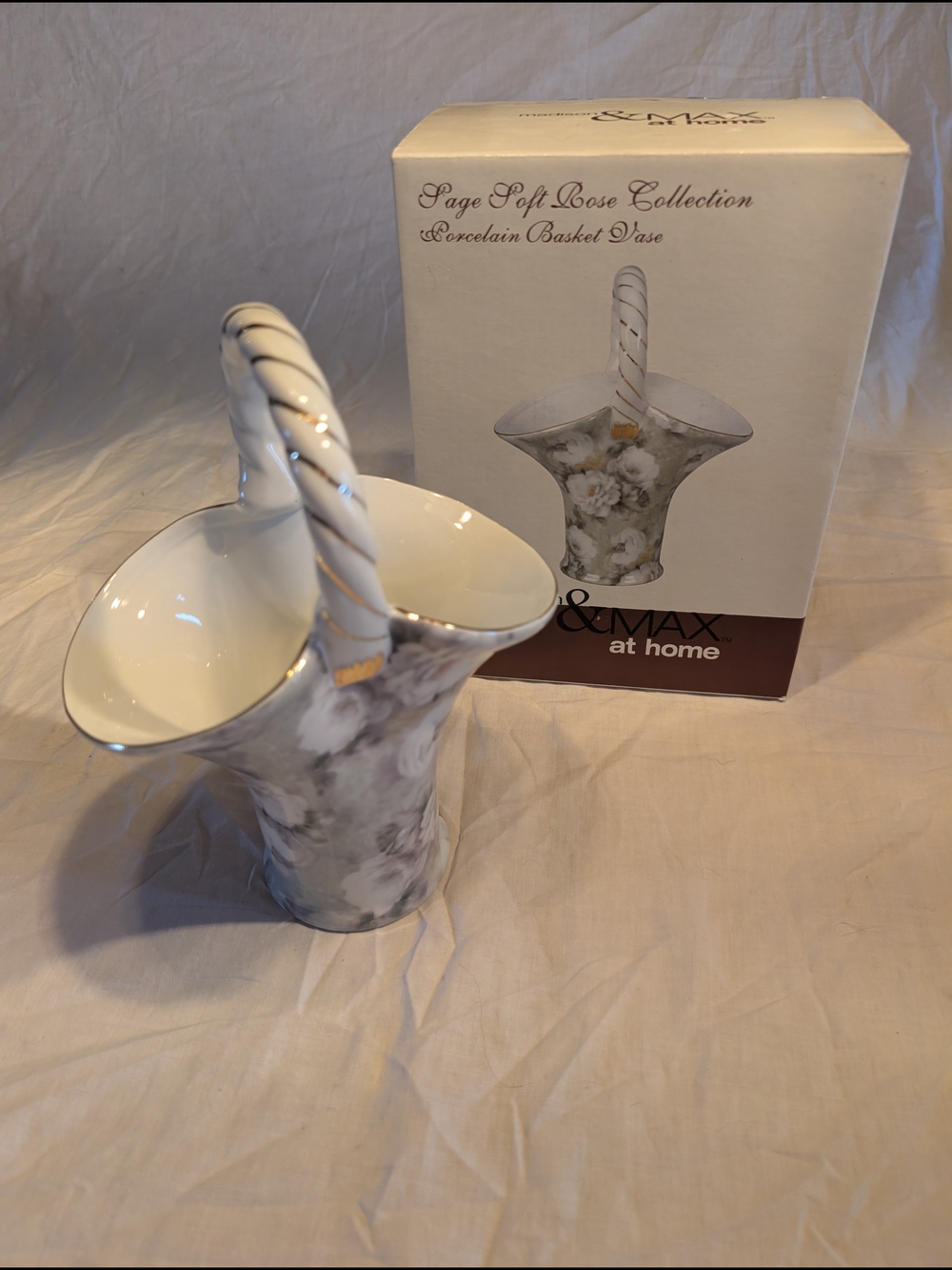 2/40$ Madison & Max Page Porcelain Basket Vase - White and Green